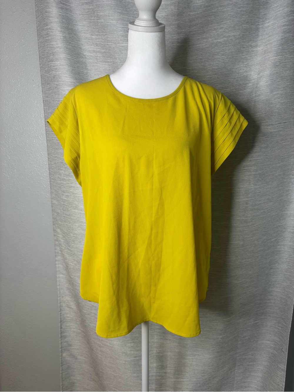 Lily White Short Sleeve Scoop Neck Top in Bright Yellow